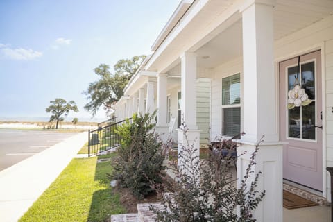 Coral Breeze - steps from the beach in the heart of Biloxi!