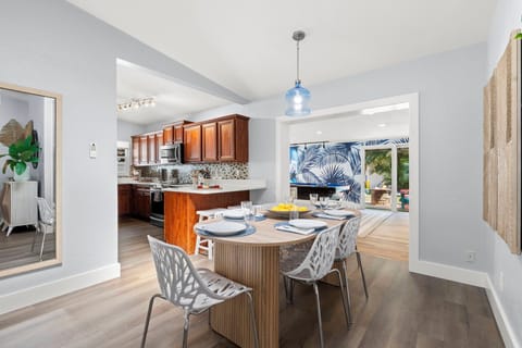 Seating for 6 at the table (+1 in bunk room) with 2 stools at the bar.