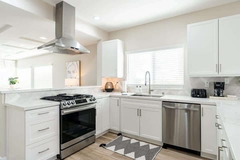 ✨️A bright and airy space designed for both function and style! Featuring sleek white cabinetry, premium stainless steel appliances, and elegant finishes, this kitchen is perfect for cooking up delicious meals while enjoying the coastal breeze.