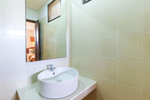 Standard Cottage (with Fan) | Bathroom sink