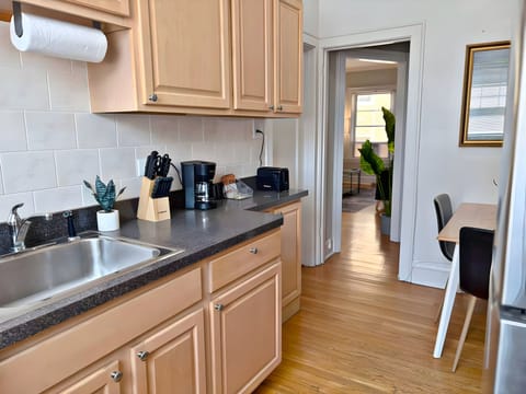 Comfort Apartment, 1 King Bed | Private kitchen | Fridge, microwave, oven, stovetop