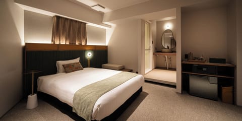 Deluxe Twin Room | In-room safe, desk, blackout drapes, iron/ironing board