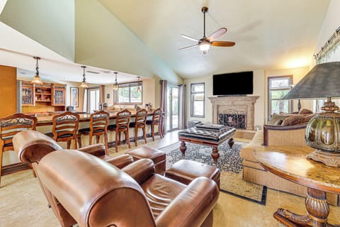 Living Room | Free WiFi | Central A/C & Heat