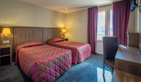 Twin Room, Mountain View | Premium bedding, in-room safe, desk, soundproofing