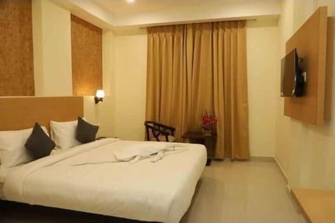 Deluxe Double Room, City View | Living area