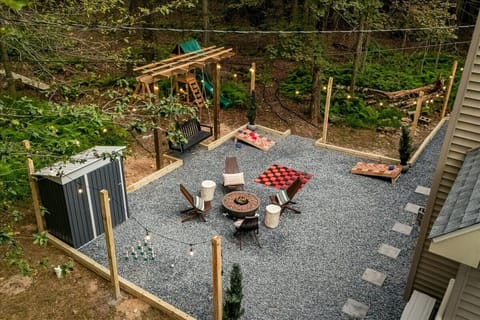This isn’t just a backyard—it’s your personal playground. Sun, shade, space to laugh, lounge, or let loose. Go ahead, make it the heart of your stay.