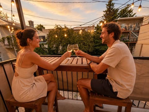 Santé à vos vacances ! Terminez vos journées d'exploration en beauté sur notre terrasse intime, à deux pas du centre-ville de Québec.