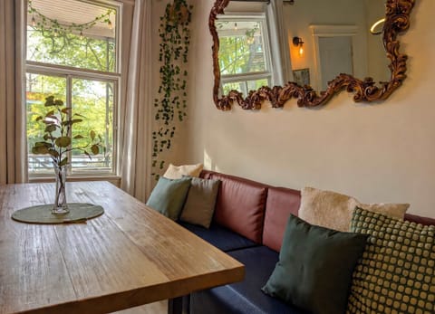 Un coin repas chaleureux et élégant, parfait pour partager un bon repas, prendre un café ou planifier votre journée. Profitez d'une banquette confortable, d'une belle lumière naturelle et d'une décoration soignée.