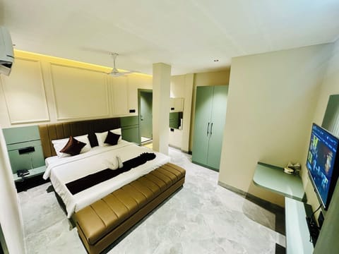 Executive Room | Desk, WiFi (free), bed sheets