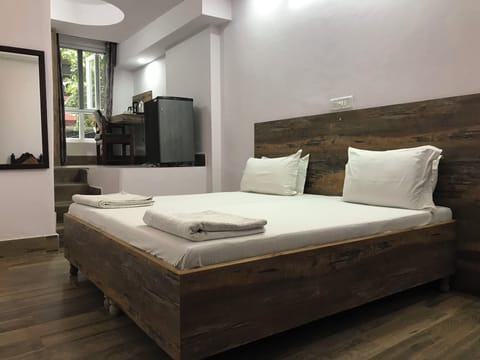 Deluxe Double Room | Desk, laptop workspace, iron/ironing board, free WiFi