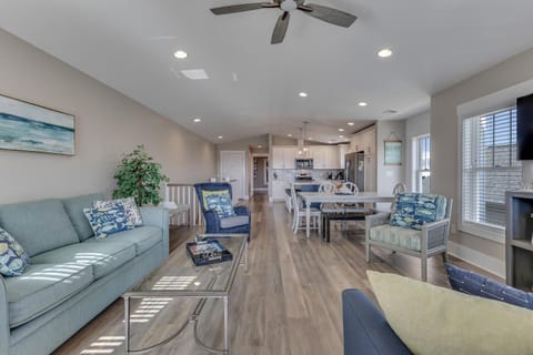 A Wave From It All-Main Living Area