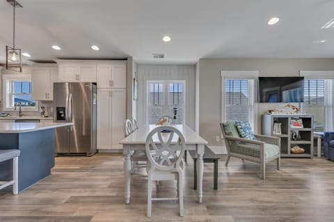 A Wave From It All-Dining Area