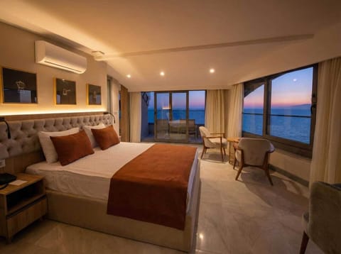Panoramic Sea View King Suite | Premium bedding, minibar, blackout drapes, soundproofing