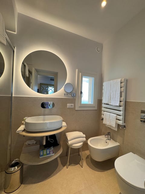 Superior Room, Sea View | Bathroom | Free toiletries, hair dryer, bidet, towels