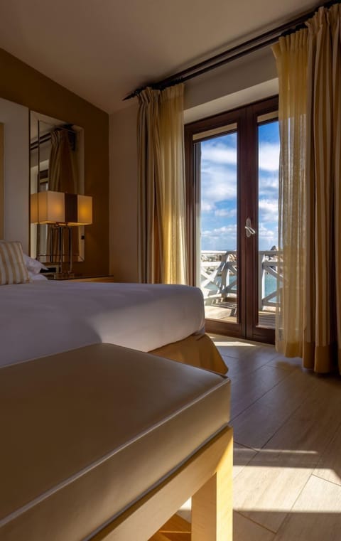 Standard Double Room, Sea View (Balcony) | Minibar, in-room safe, desk, free WiFi