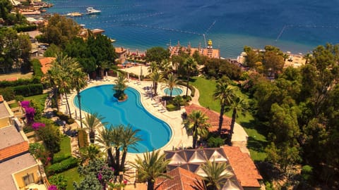 Seasonal outdoor pool, pool umbrellas, sun loungers