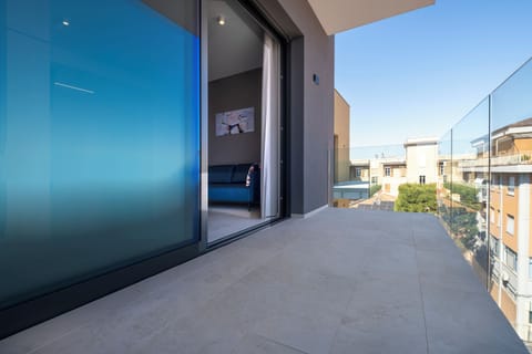 Apartment, 1 Queen Bed with Sofa bed, Non Smoking, City View | Terrace/patio