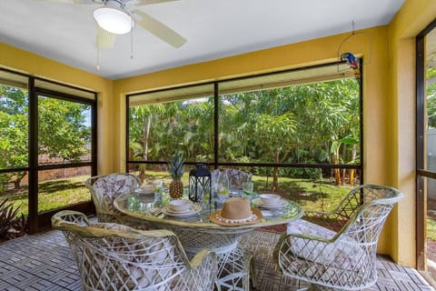 Your outdoor oasis awaits! Seating for 6 in this lanai