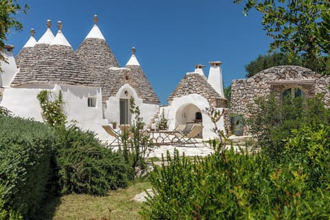 The gardens and the trulli.