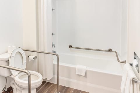 Standard Room King Bed Handicap | Bathroom | Bathtub, free toiletries, hair dryer, towels