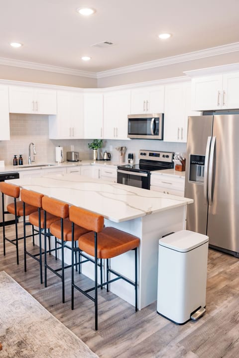 🍳 Bright and modern kitchen with quartz island, stainless steel appliances, and seating for four. Perfect for morning coffee ☕ or cooking a shared meal 🍽️ during your Oxford stay.