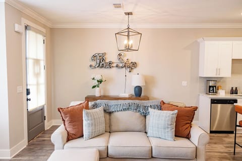 ✨ A welcoming living space with stylish décor, plush pillows, and warm lighting. The playful ‘Sip’ sign adds a touch of Oxford charm — perfect for relaxing with coffee ☕ or a glass of wine 🍷.