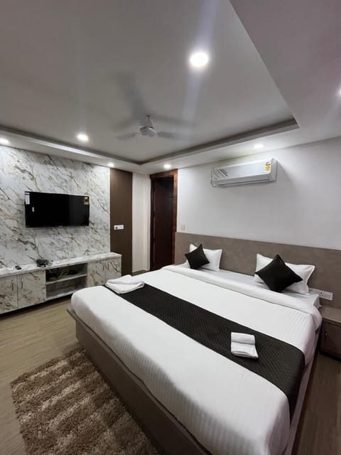 WiFi (free), bed sheets