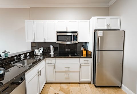 Presidential Suite | Private kitchen | Microwave, coffee/tea maker