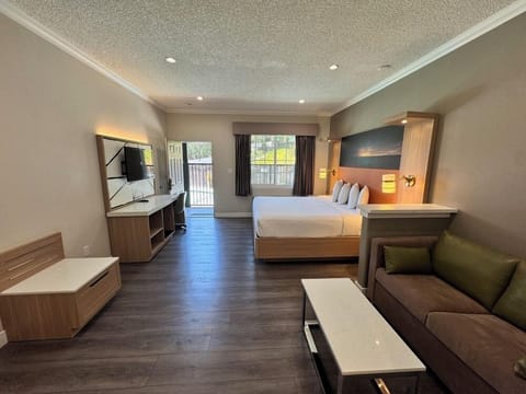 Superior Suite | Premium bedding, down comforters, pillowtop beds, desk