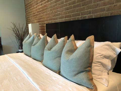 Suite (Acqua) | Premium bedding, in-room safe, individually decorated