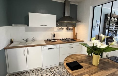 Cuisine - plaque de cuisson et table