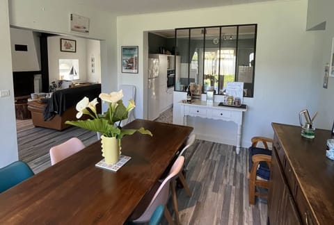 Coin repas - Salon - Cuisine