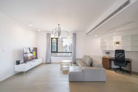 Superior Apartment, 4 Bedrooms, Balcony, City View | Living room | Smart TV