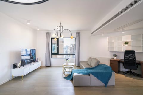 Superior Apartment, 4 Bedrooms, Balcony, City View | Living room | Smart TV