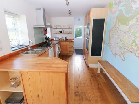Fridge, dishwasher, cookware/dishes/utensils