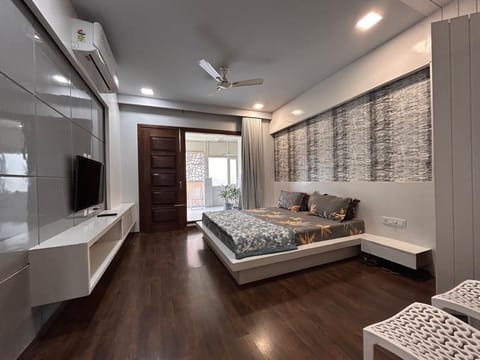 Luxury Twin Room, City View | Down comforters, memory foam beds, desk, laptop workspace