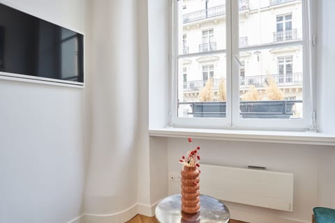 Coin salon avec cuisine équipée et TV