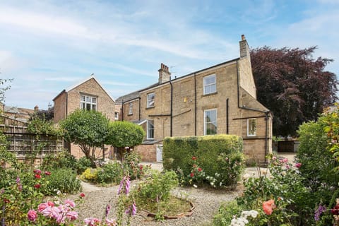 Thorneville House, Knaresborough - Host & Stay