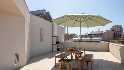 Soak up the sun or enjoy alfresco meals on your private rooftop terrace, complete with a shaded seating area and urban views.
#RooftopLiving #VilaNovaDeGaiaViews