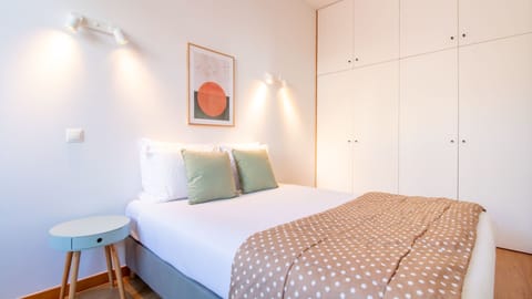 Calm, cozy and filled with light – the perfect room to unwind after exploring Porto.
#PortoStay #DesignApartment
