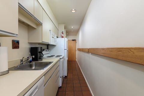 Well-equipped galley kitchen, perfect for cooking at home