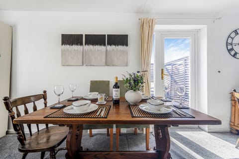 Apartment, 3 Bedrooms | Dining room