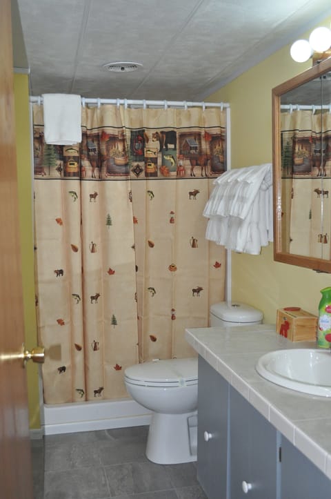 House, 3 Bedrooms | Bathroom | Free toiletries, towels, shampoo