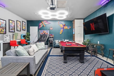 Game Room with Pool Table + Netflix