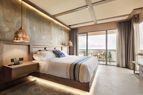 Premium Room, 1 King Bed, Ocean View, Corner | Premium bedding, in-room safe, desk, laptop workspace