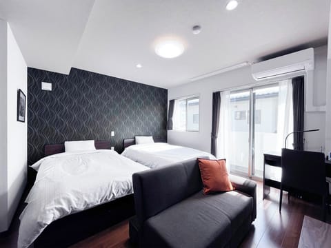・[Twin Room] Natural light pours in through the large windows. You can relax in a comfortable atmosphere.