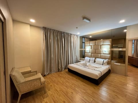 Studio, 1 King Bed | Hypo-allergenic bedding, desk, iron/ironing board, free WiFi