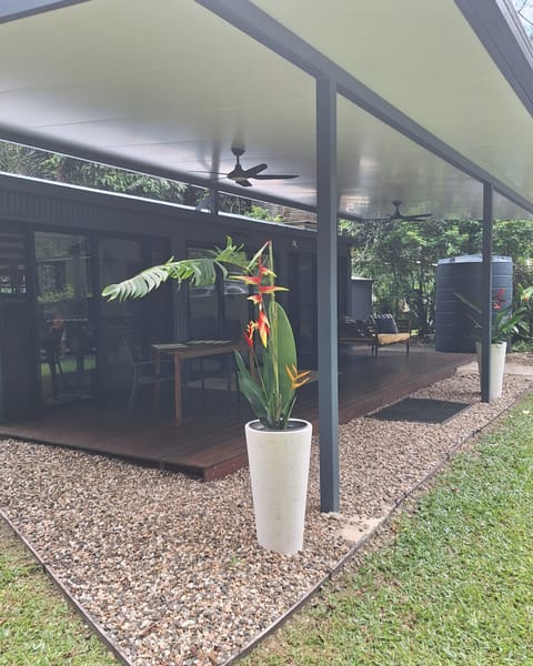 House opens to front deck