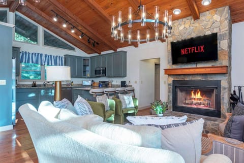 Where comfort meets character! This living room was made for curling up with a book, hosting movie marathons, or just soaking in those “ahh, I’m finally on vacation” vibes.