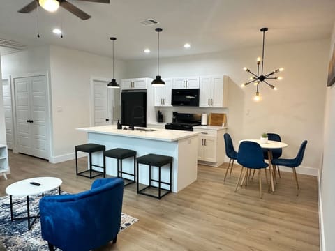 House | 3 bedrooms, desk